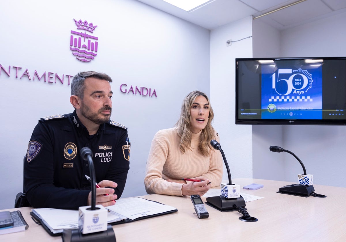 José Martínez Espasa, jefe de la Policía Local de Gandia, y la edil de Seguridad, Lydia Morant.