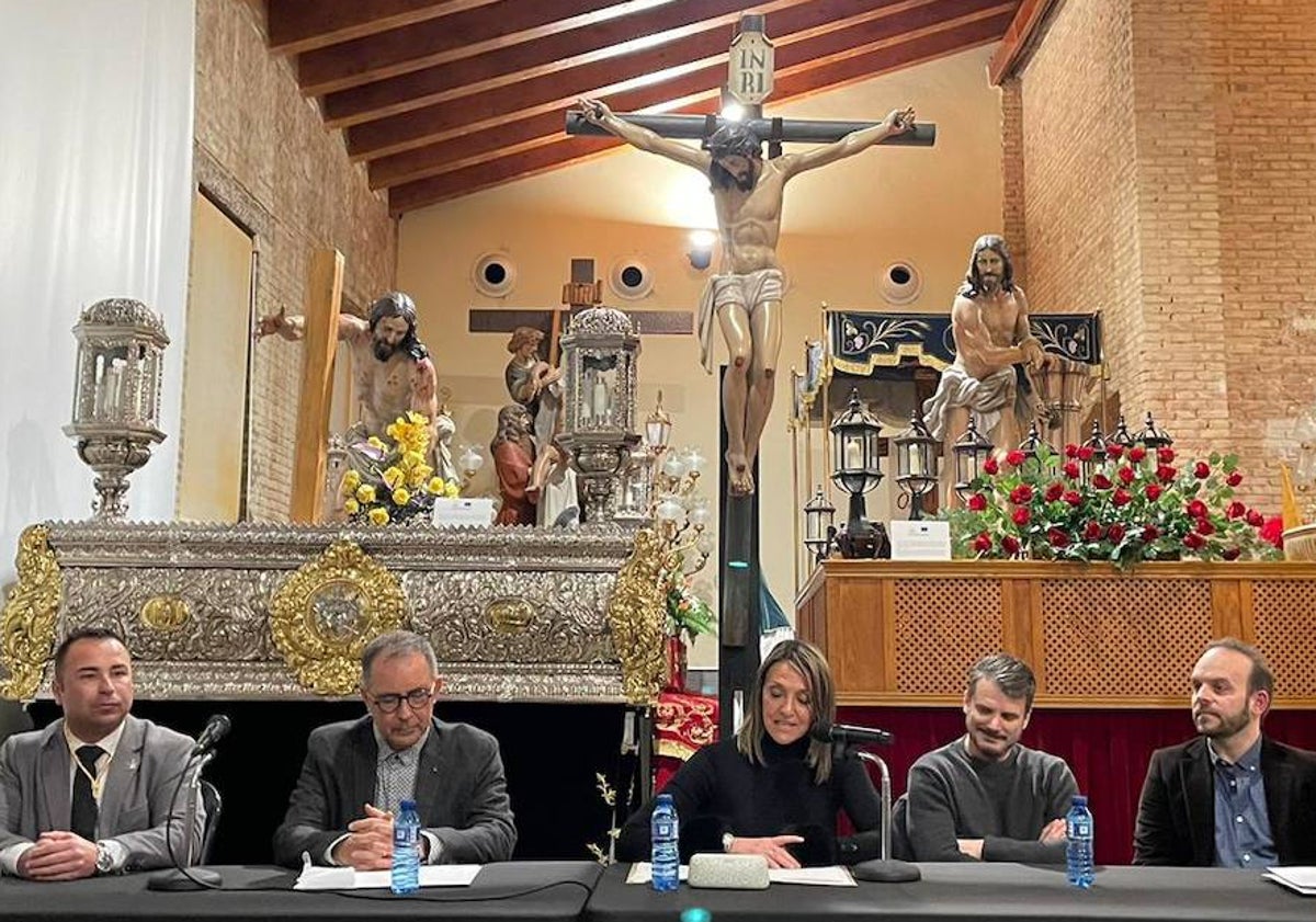 Imagen principal - Presentación de las tallas en un acto presidido por la edil de Fiestas, Mónica Gil, y dos de los facsímiles.