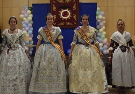 Carmen Aroa, María, Amparo y Begoña, cuadro de honor de la falla Antigua Senda de Senent-Alameda.