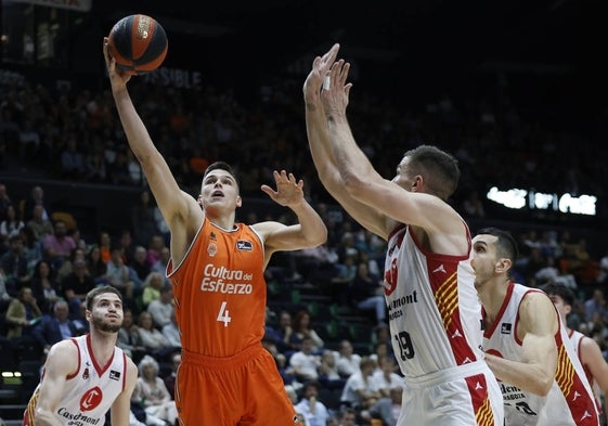 Pradilla entra a canasta durante el partido de esta temporada contra el Casademont Zaragoza en la Fonteta.