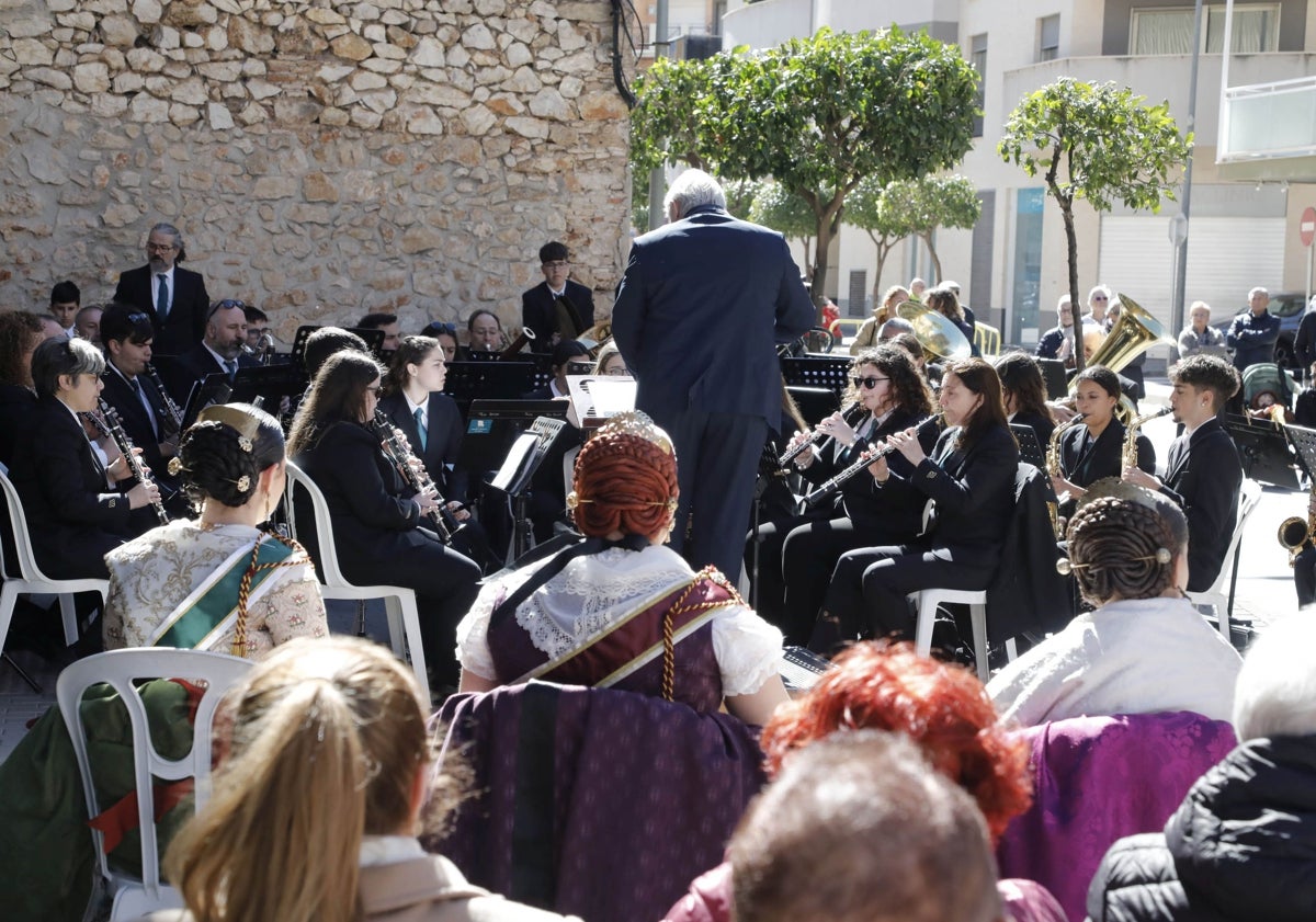 Imagen principal - Concierto organizado por la falla Saladar y concurso de paellas de Baix la Mar. 