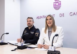 El jefe de la Policía Local de Gandia y la edil de Seguridad.