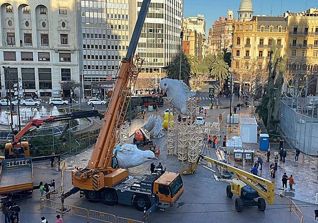 La grúa levanta las dos palomas de la falla municipal.