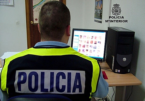 Policía Nacional frente al ordenador.