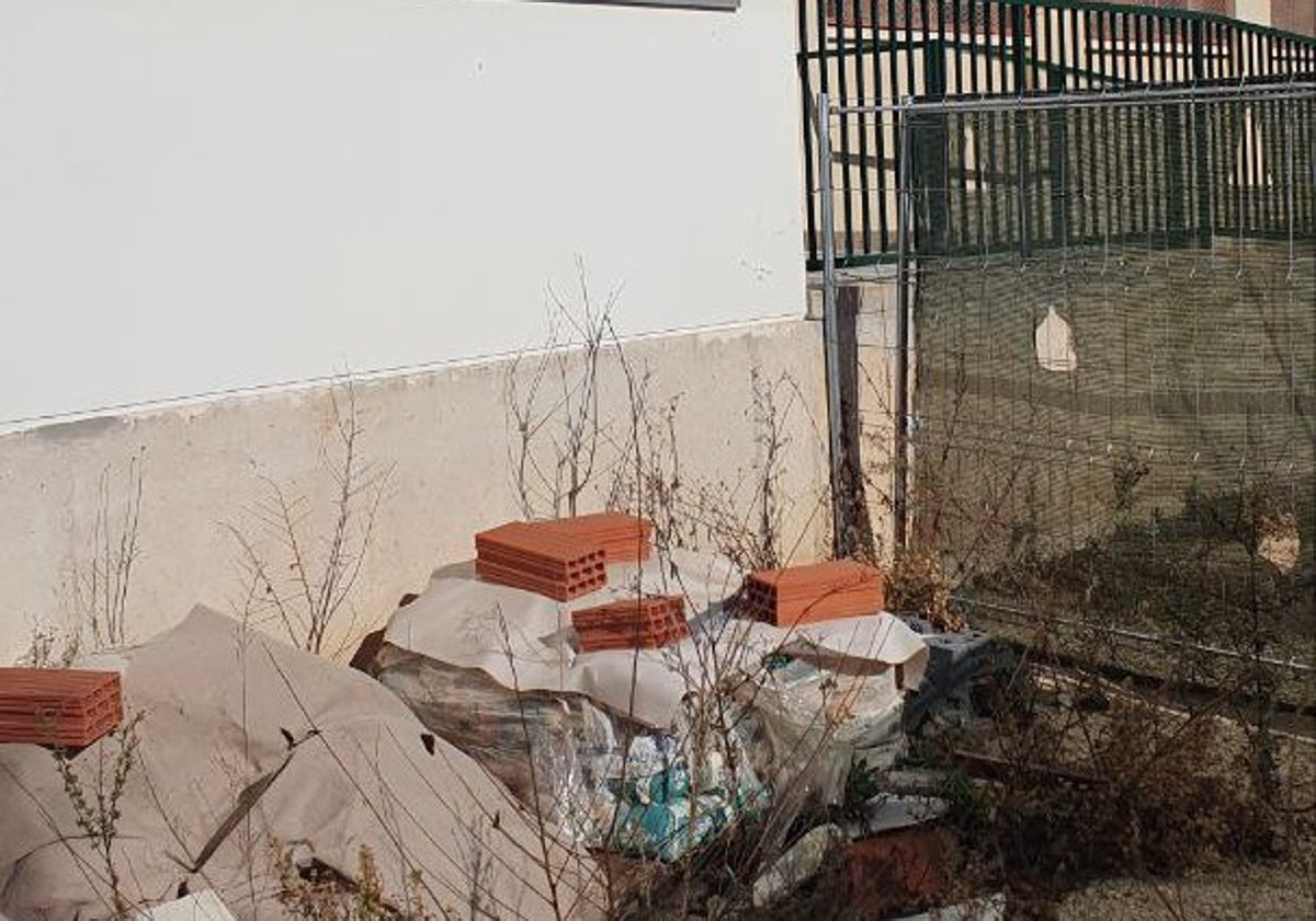 Imagen principal - Zonas en obras del colegio y padres durante una protesta.