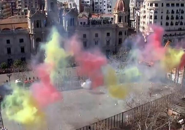 Mascletà en la plaza del Ayuntamiento de Valencia.