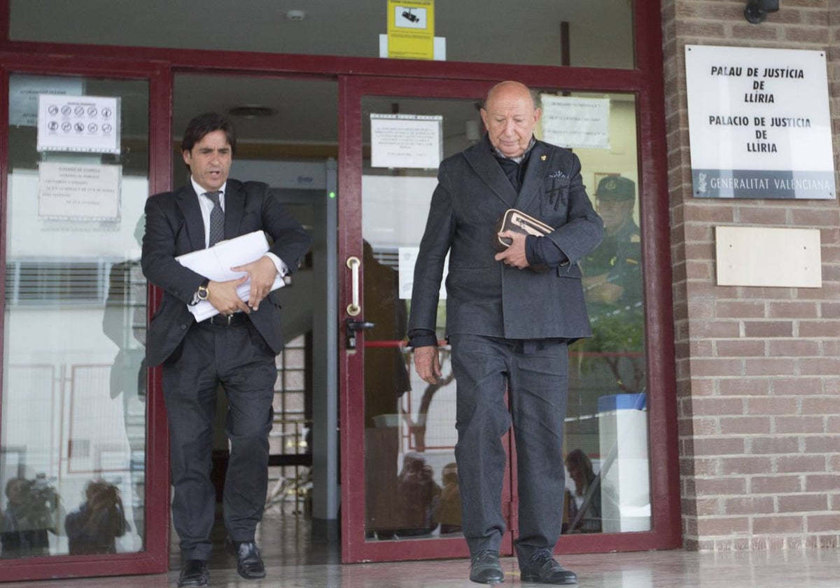 Francis Montesinos, durante una de sus visitas al juzgado de Llíria, junto a su abogado.