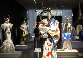 La exposición 'Fashion Art' aúna moda, tecnología y arte en el MuVIM.