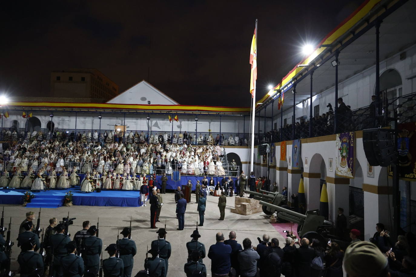 Las falleras mayores de Valencia visitan la Falla del Ejército