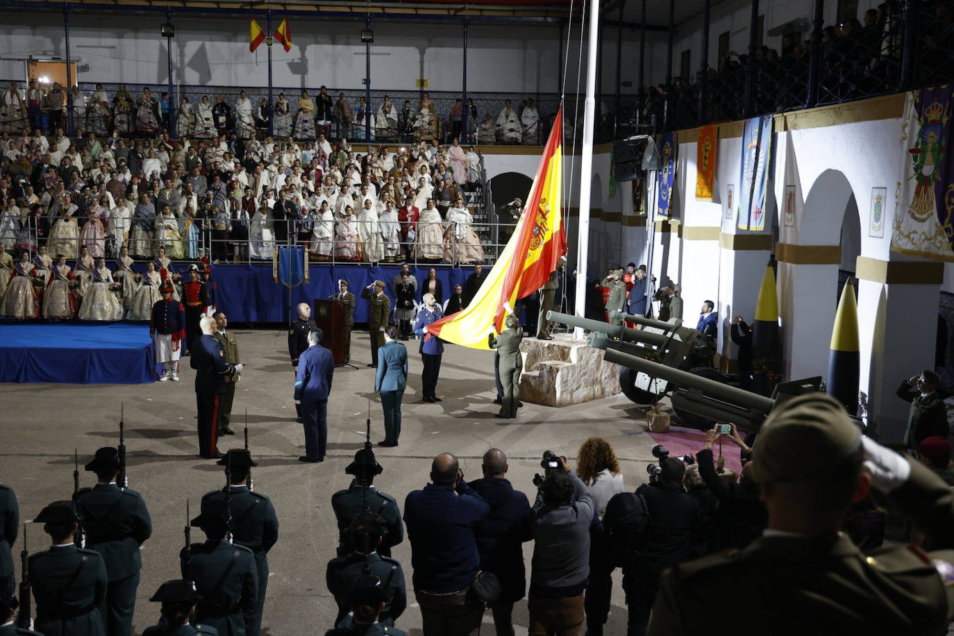 Las falleras mayores de Valencia visitan la Falla del Ejército