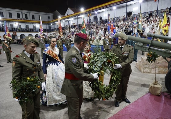 Las falleras mayores ofrecen una corona de laurel junto a militares.