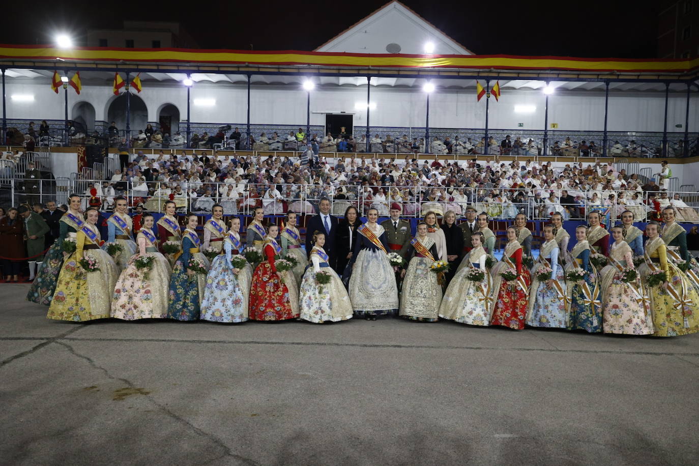 Las falleras mayores de Valencia visitan la Falla del Ejército