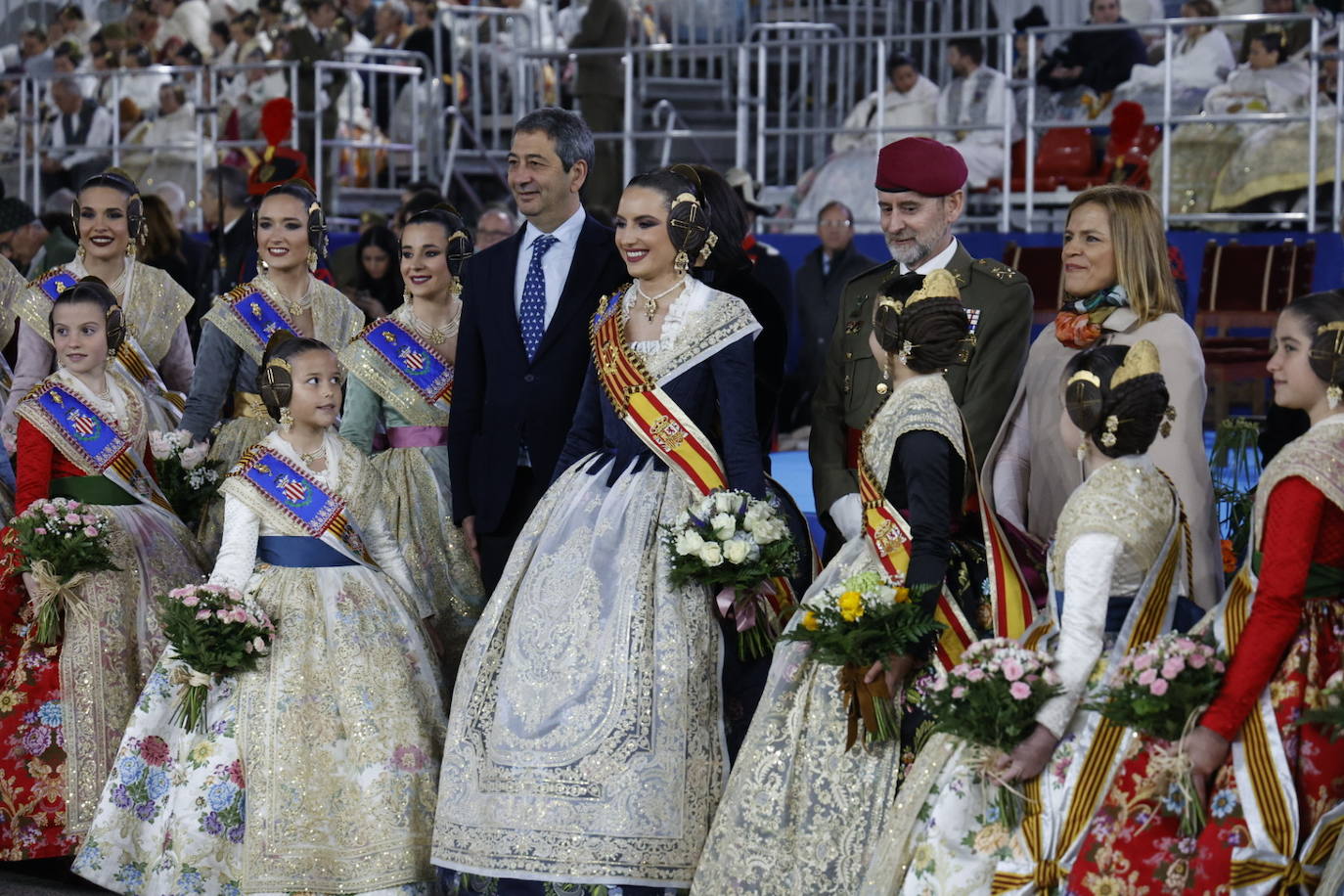 Las falleras mayores de Valencia visitan la Falla del Ejército