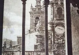 Imagen de la portada de LAS PROVINCIAS donde, a la izquierda de la escultura, se observa el gnomon del reloj tallado en la piedra.
