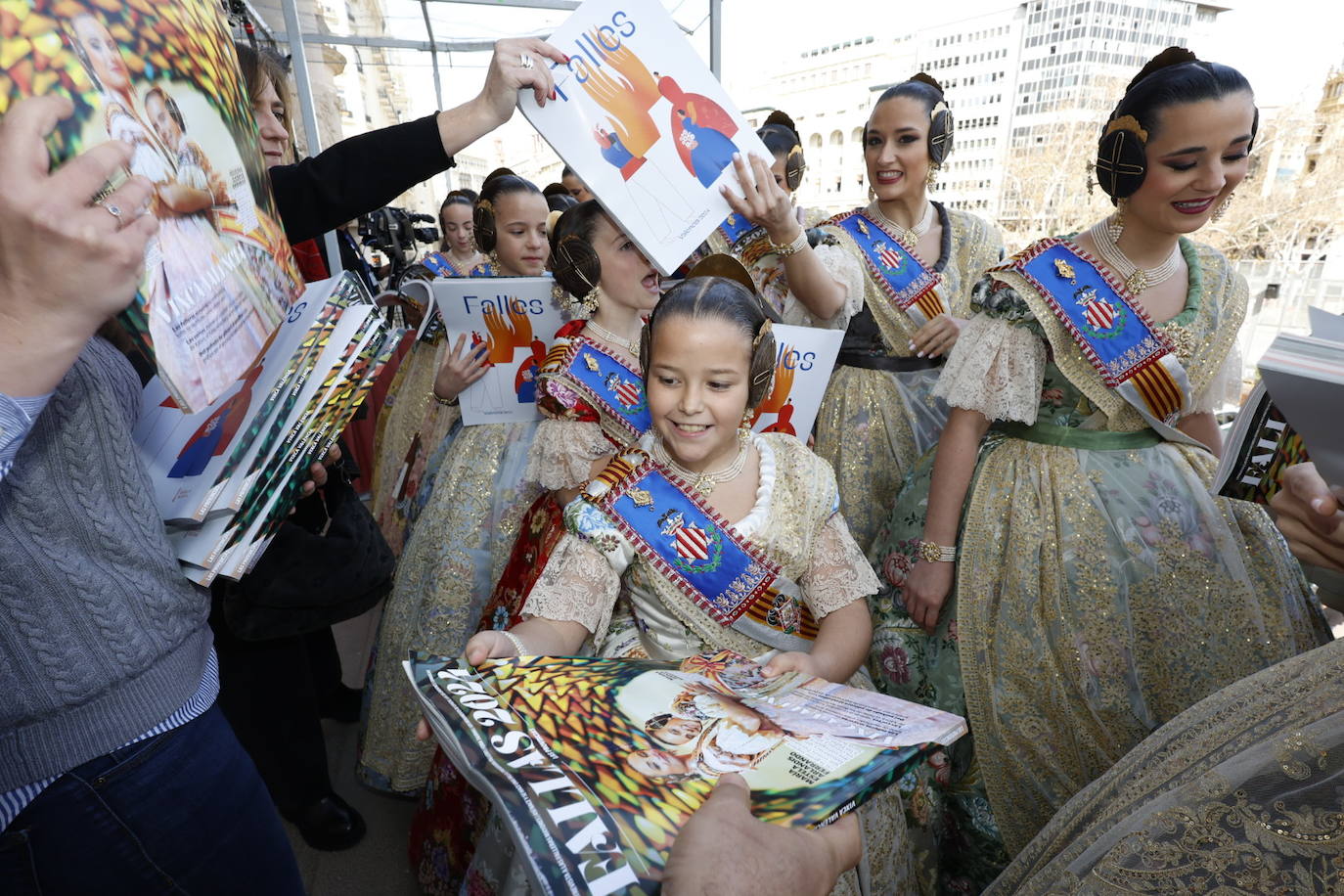 Fotos de la entrega del suplemento fallero de LAS PROVINCIAS en el balcón del Ayuntamiento de Valencia