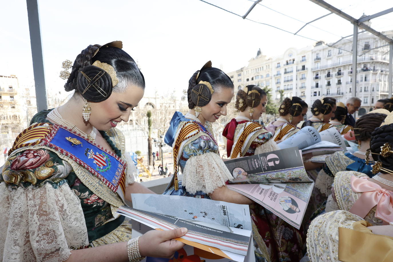 Fotos de la entrega del suplemento fallero de LAS PROVINCIAS en el balcón del Ayuntamiento de Valencia