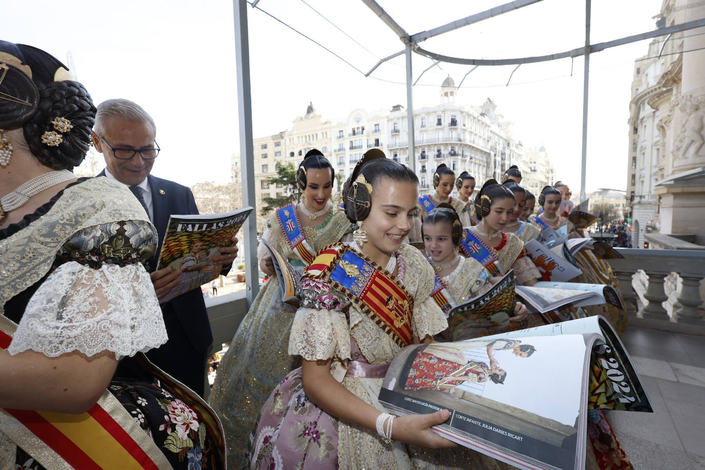 Fotos de la entrega del suplemento fallero de LAS PROVINCIAS en el balcón del Ayuntamiento de Valencia