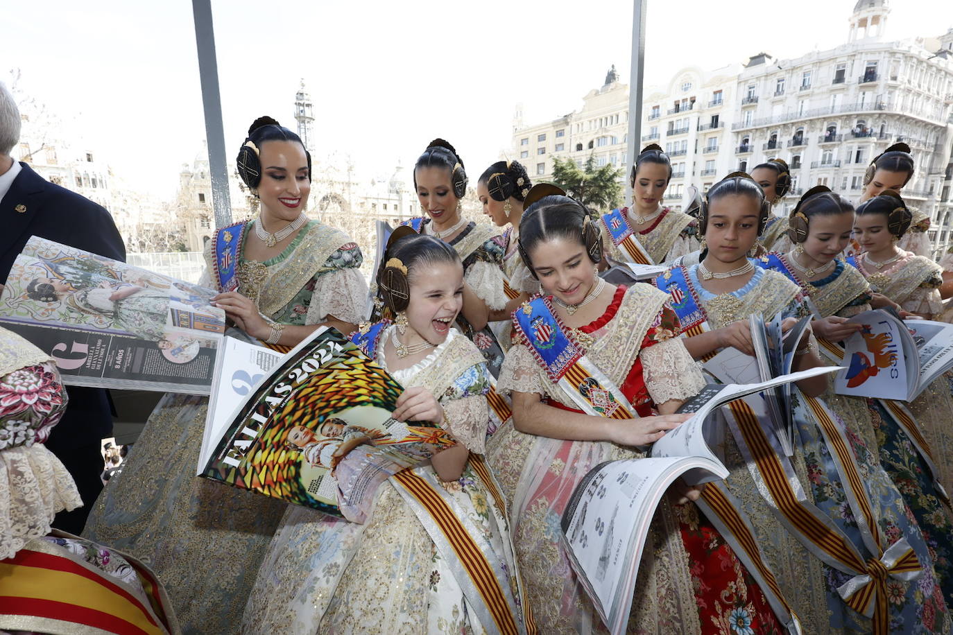 Fotos de la entrega del suplemento fallero de LAS PROVINCIAS en el balcón del Ayuntamiento de Valencia