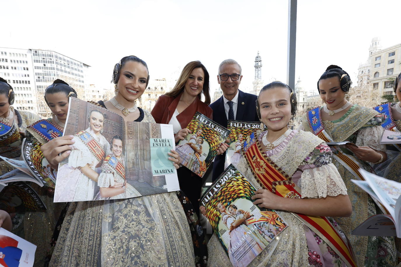 Fotos de la entrega del suplemento fallero de LAS PROVINCIAS en el balcón del Ayuntamiento de Valencia