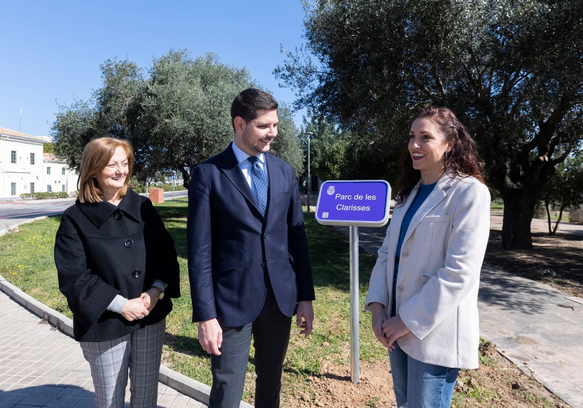 El alcalde y las ediles Codina y Sapena visitan el nuevo parque de Les Clarisses.