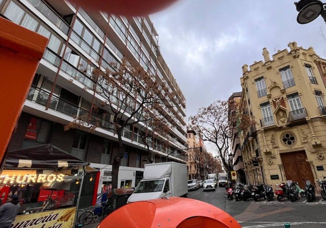 La fachada de los dragones, sin churrerías, ya que se han instalado en la acera de enfrente.