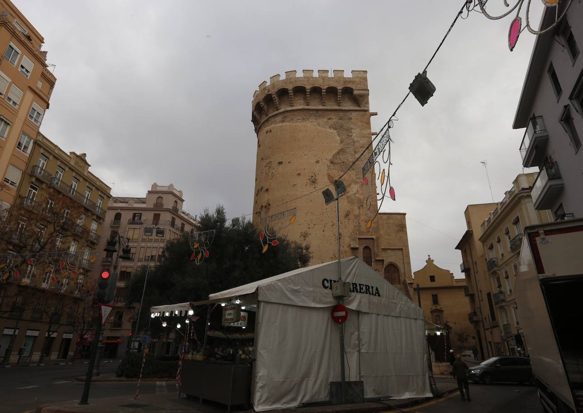 Imagen secundaria 1 - Churrerías instaladas junto a las verjas de la Estación del Norte; instalación junto a las Torres de Quart y busto de Blasco Ibáñez, invadido por un puesto, un carro y una escalera.