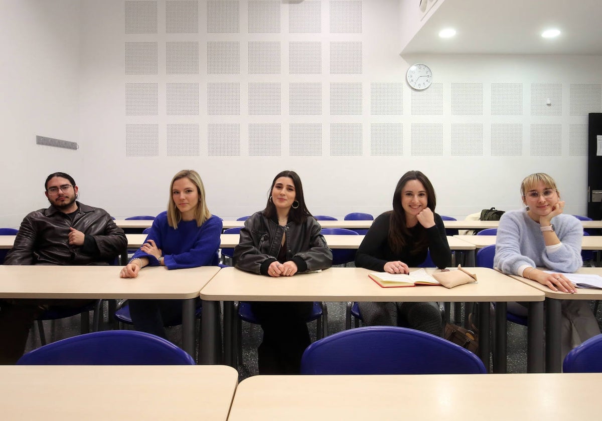 Cinco estudiantes analizan algunas claves de la psicología en un aula de la Universitat de València.