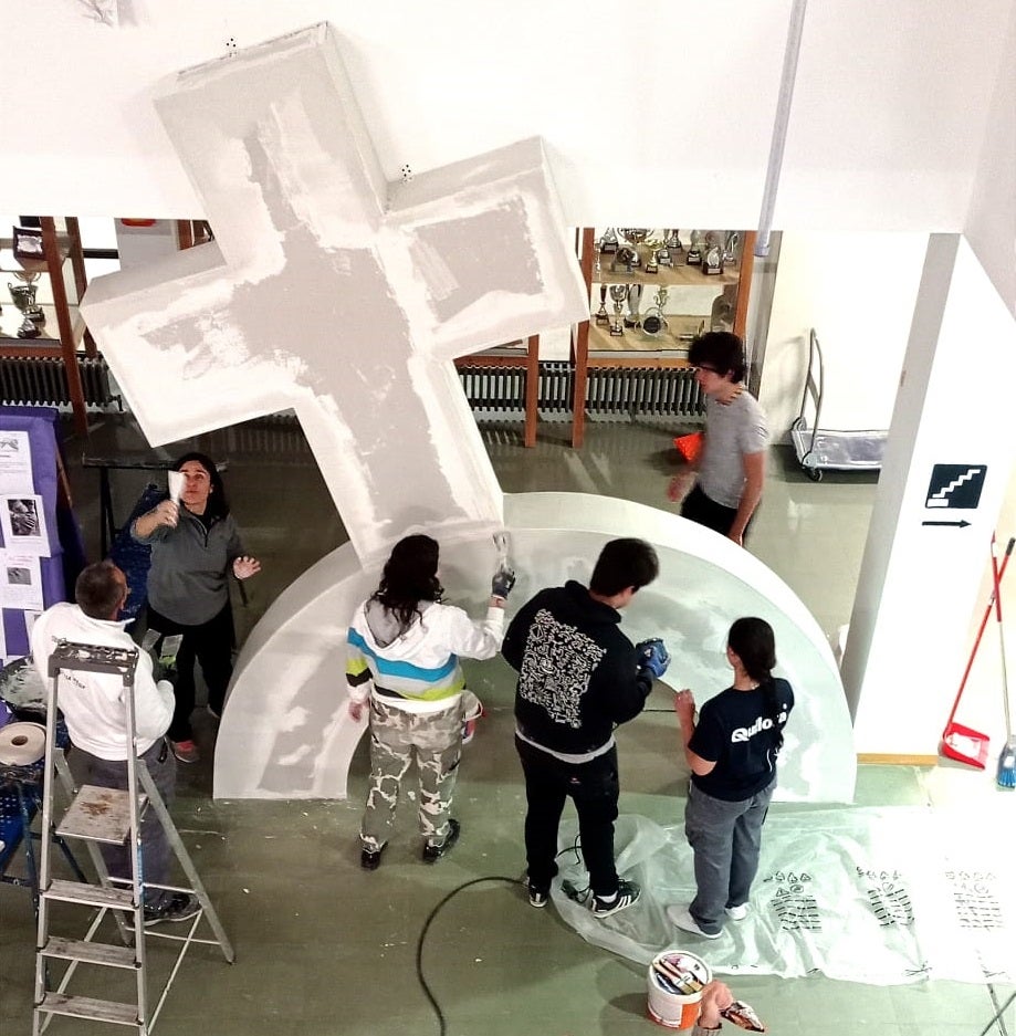 Los alomnos trabajando en el monumento.