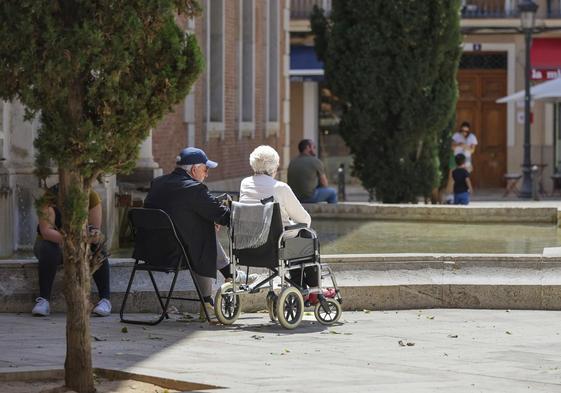 Dos pensionistas en la Plaza del Patriarca de Valencia.