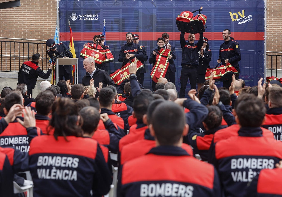 Bomberos en el acto celebrado en el Parque Central del cuerpo en Valencia.