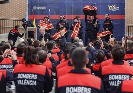 Bomberos en el acto celebrado en el Parque Central del cuerpo en Valencia.