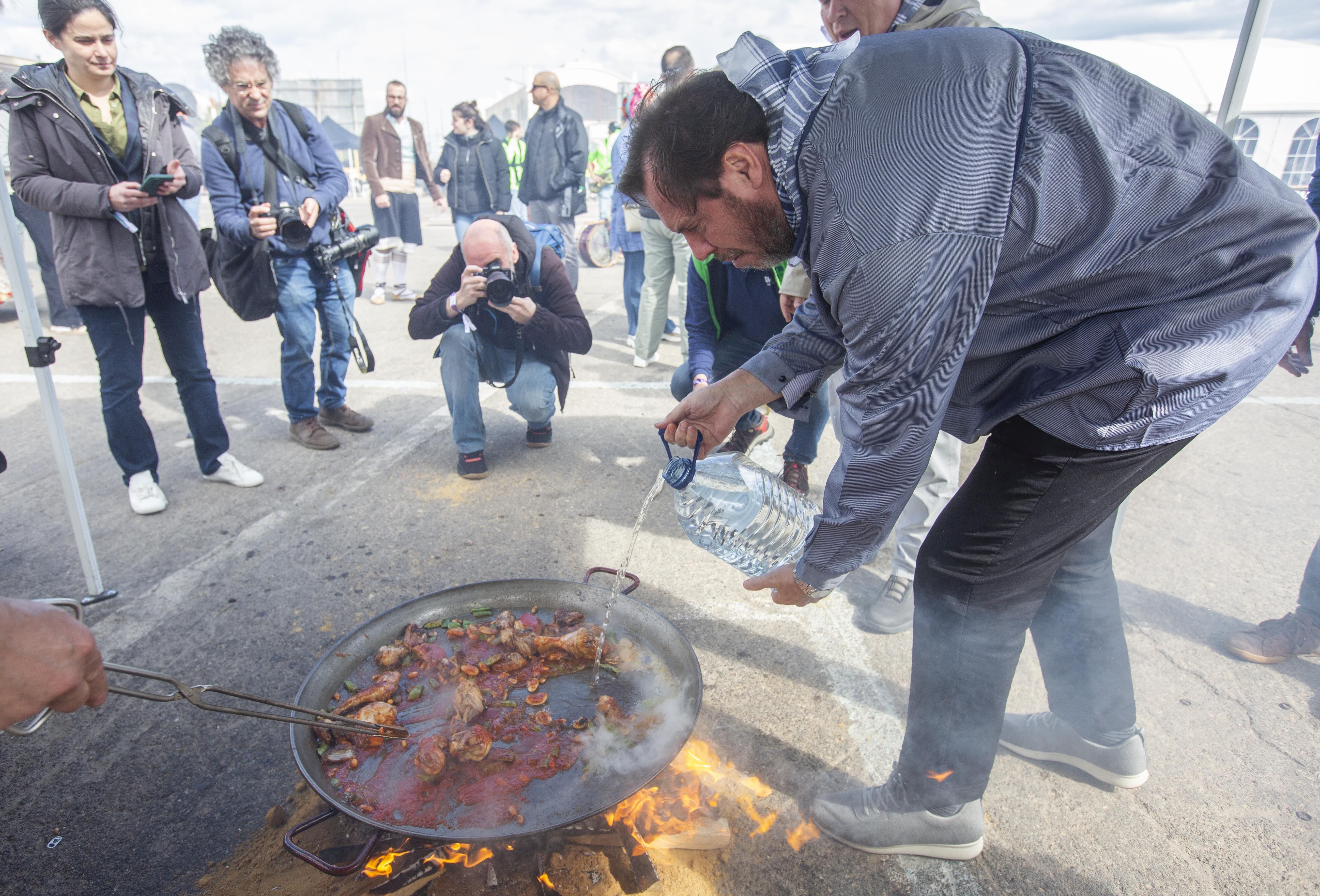 La paella de Óscar Puente