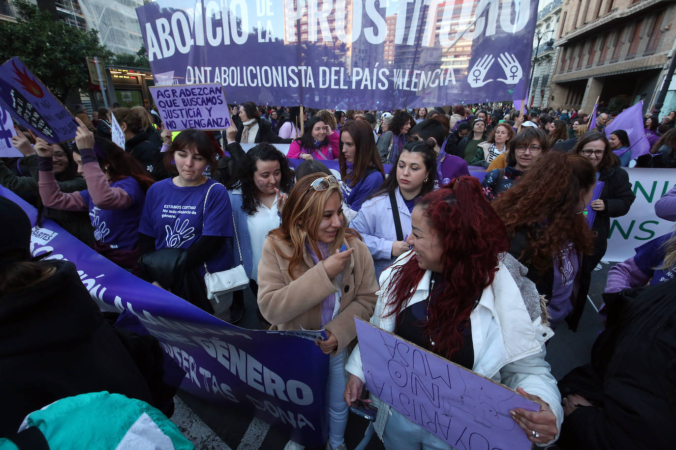 Valencia sale a la calle por el 8M: el Día de la Mujer, en imágenes