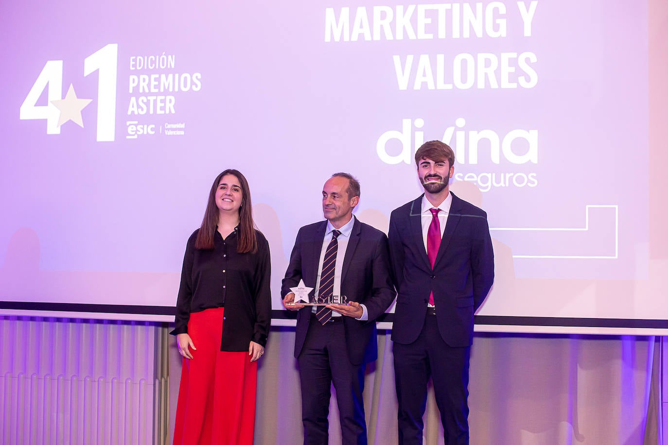 Paula Crespo y Armando Nieto, de Divina Seguros, y Luis de la Presentación.
