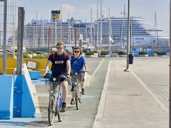 Uno de los grandes buques de cruceros en el puerto de Valencia.