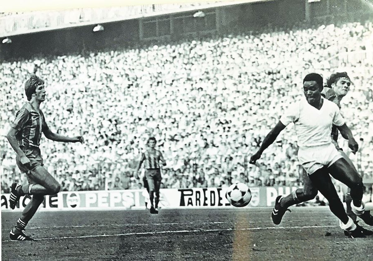 Dani, en el Santiago Bernabéu, en la primera jornada, junto a Cunningham y Botubot.