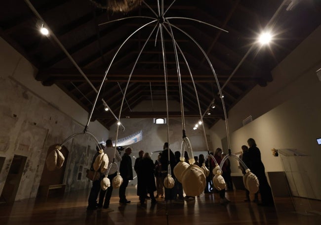 Una de las obras de 'El vacío entre las palabras', de Monique Bastiaans, en el Centro del Carmen.