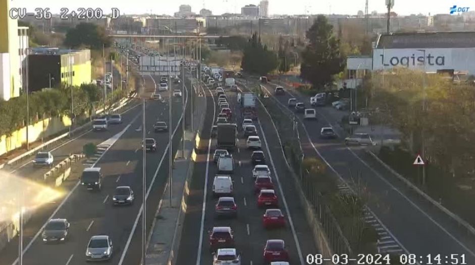 Un accidente en la V-21 y más de 16 kilómetros de atascos en las entradas y salidas de Valencia