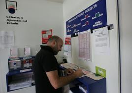 Un jugador en una administación de Loterías y Apuestas del Estado en una imagen de archivo.