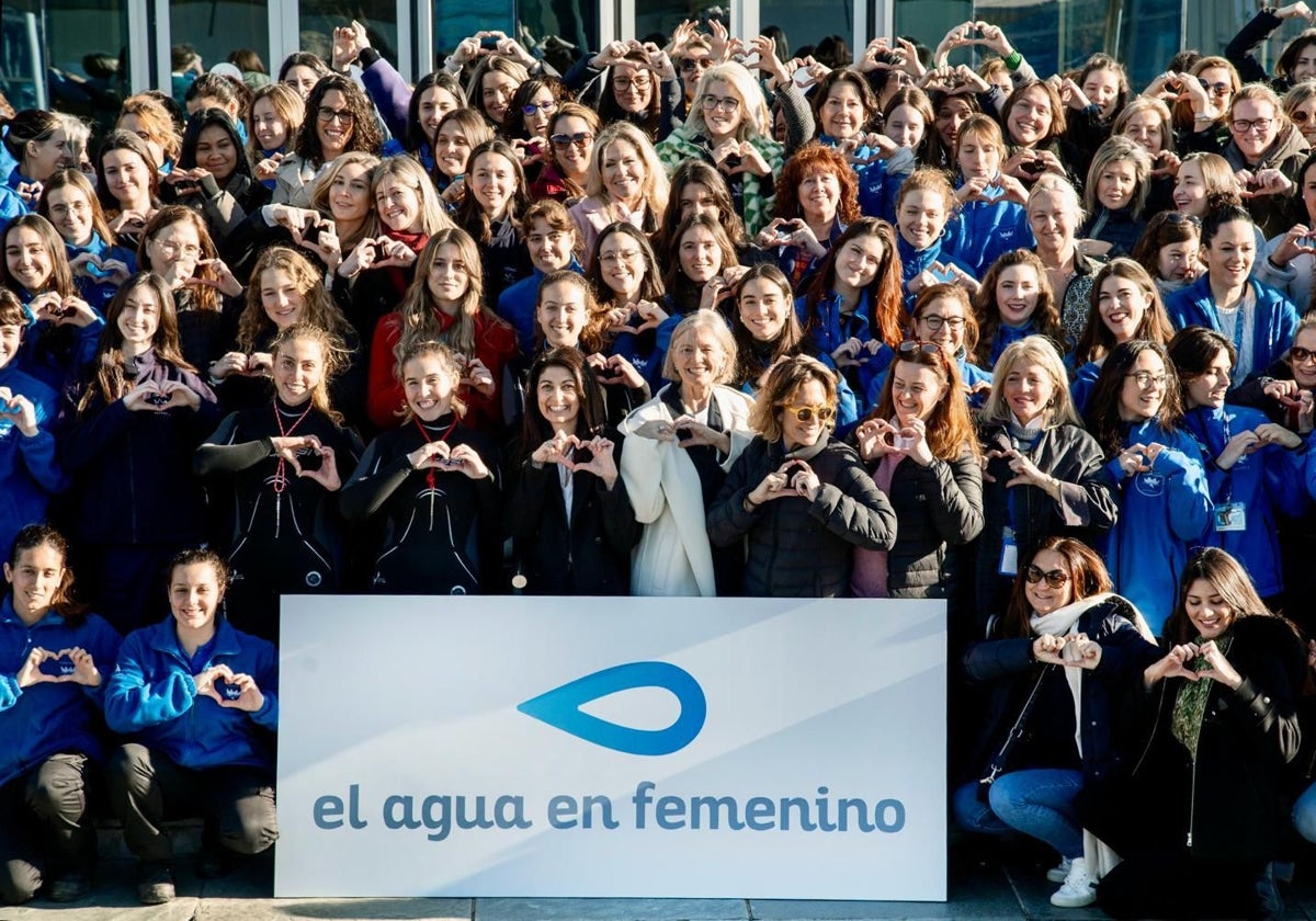 Mujeres que trabajan en Global Omnium ante el Oceanográfico.