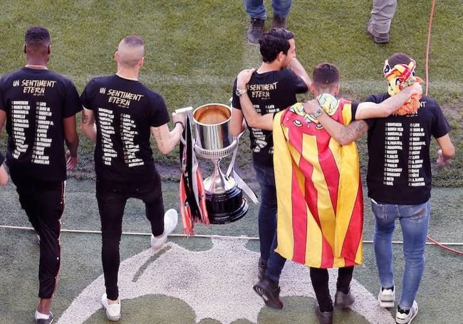 Kondogbia, Jaume, Parejo, Gayà con la Senyera y Rodrigo, con la Copa en Mestalla.