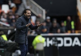 Rubén Baraja pide calma a sus futbolistas en el partido ante el Getafe.