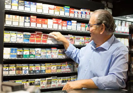 Un estanquero vendiendo tabaco en una imagen de archivo.