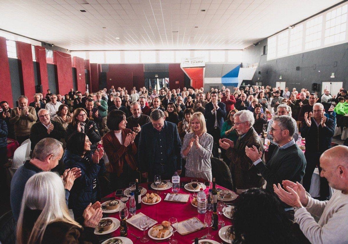 Puig, junto a la ministra Diana Morant y Gabriela Bravo y otros cargos del PSPV.