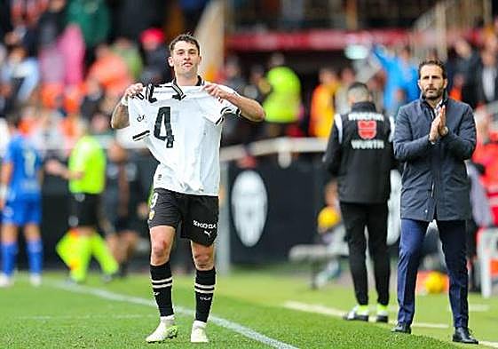 Hugo Duro muestra la camiseta de Diakhaby tras su gol ante el Getafe.