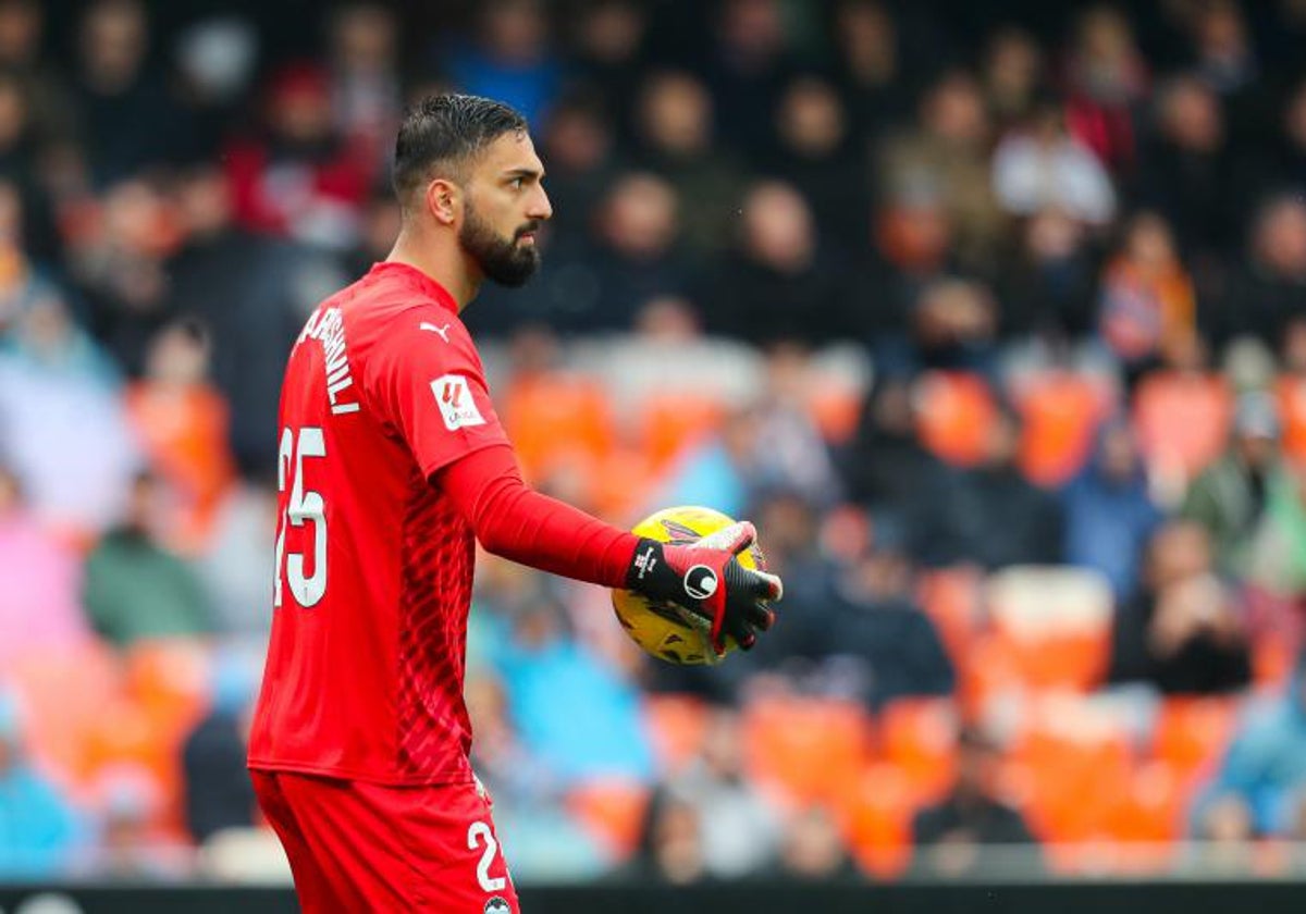 Mamardashvili, antes de poner el balón en juego.