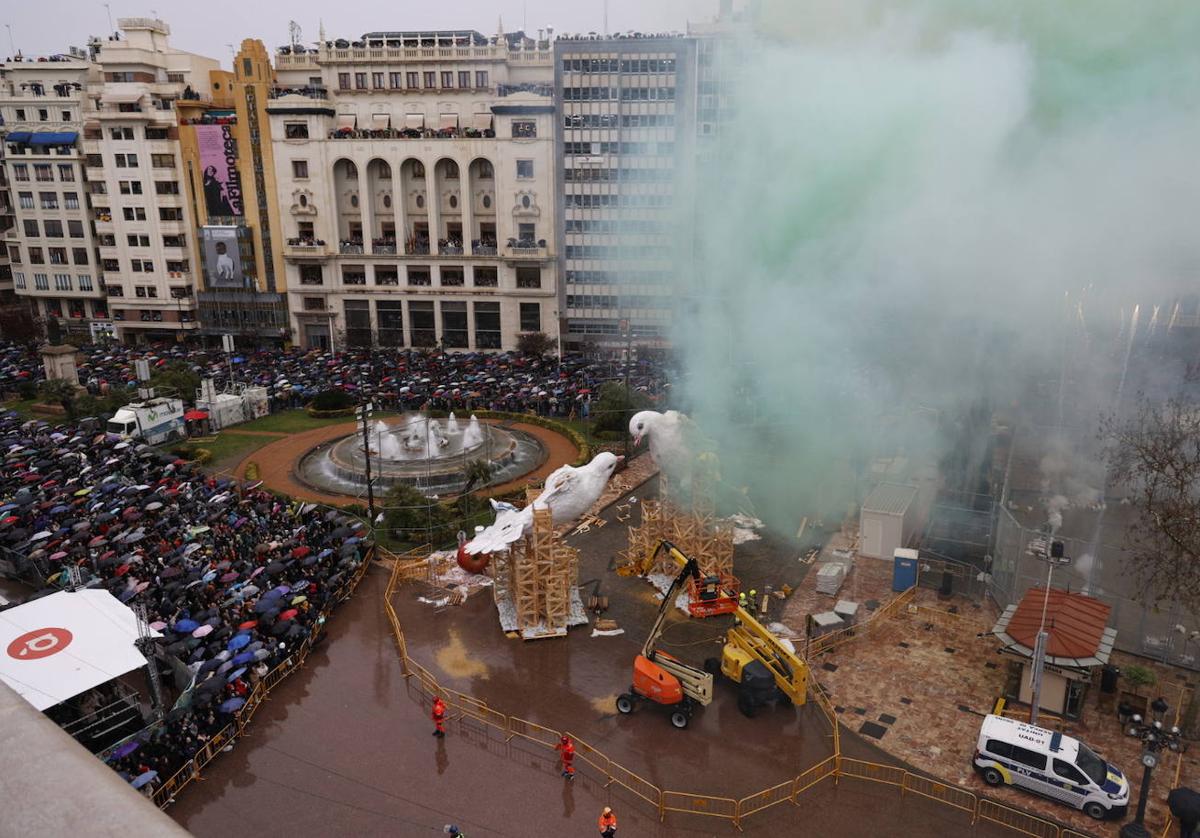 Público en la mascletà de este sábado, 9 de marzo.