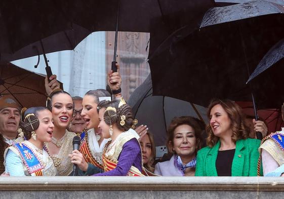 Ana Rosa Quintana junto a María José Catalá en el balcón del Ayuntamiento de Valencia este sábado.