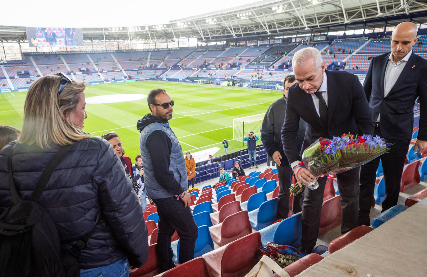 Homenaje del Levante UD a la familia granota fallecida en Campanar