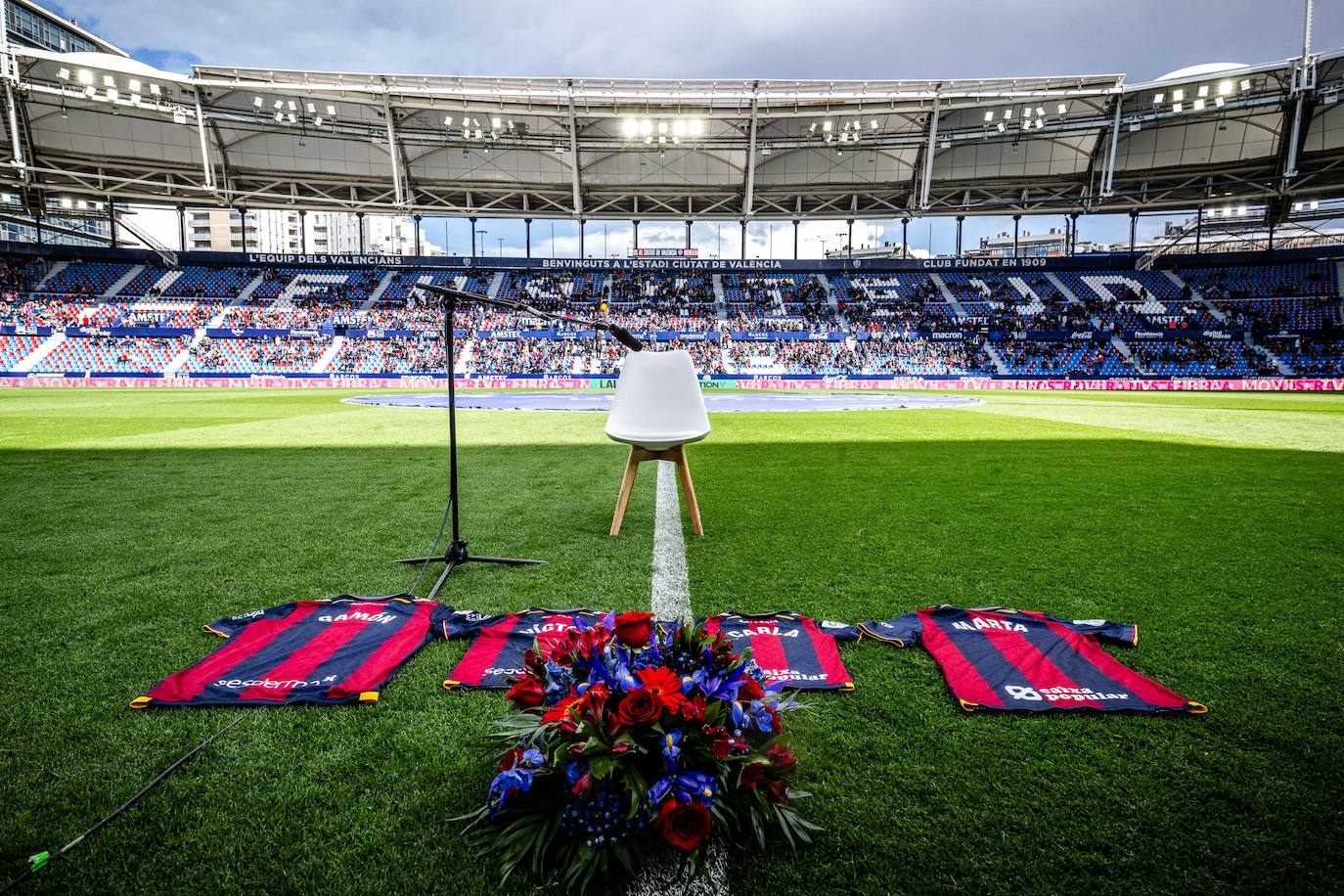 Homenaje del Levante UD a la familia granota fallecida en Campanar